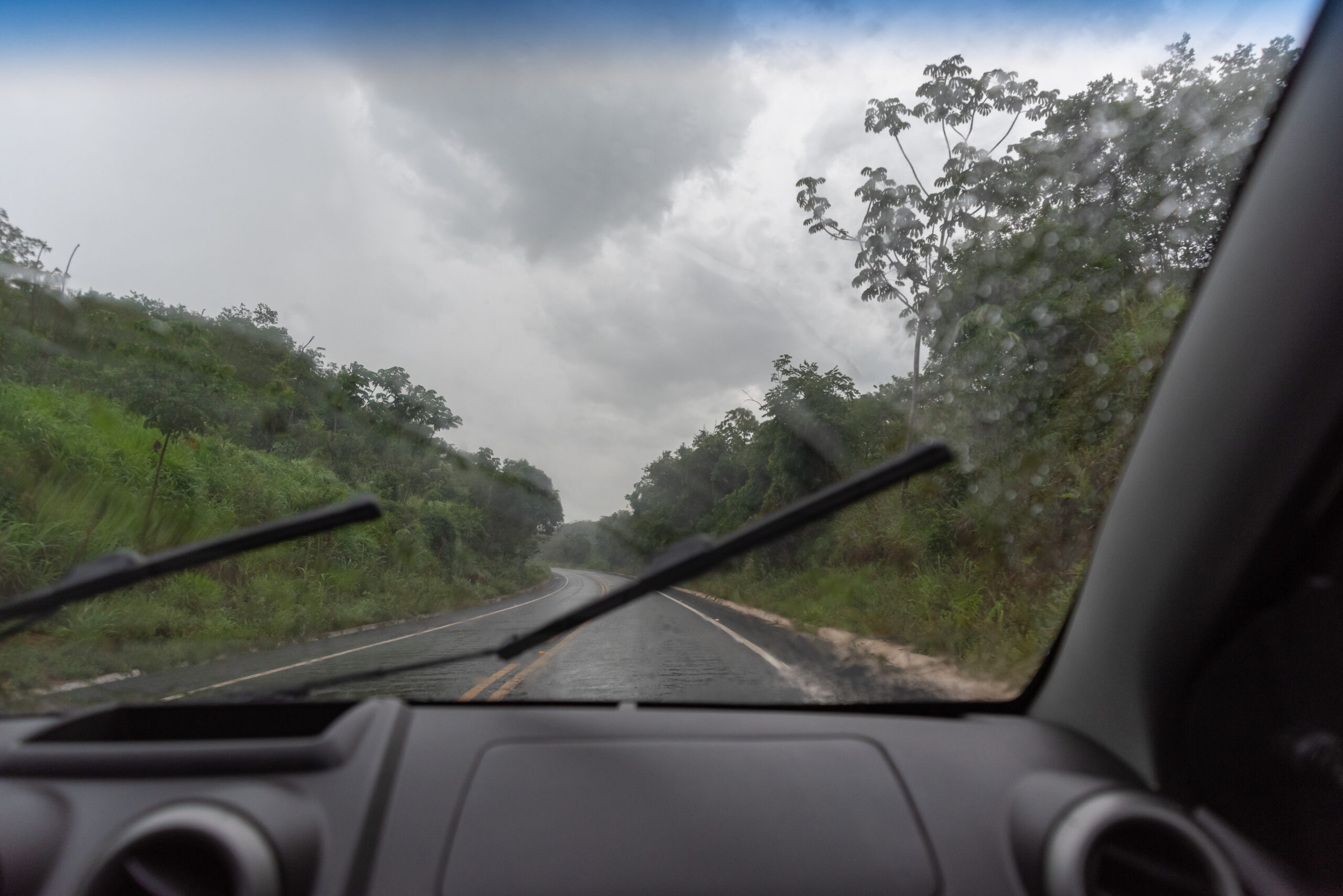Auto circulando bajo la lluvia
